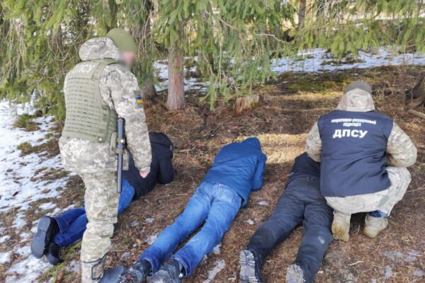На Буковині прикордонники з пострілами затримали чоловіків, як хотіли втекти за кордон (ВІДЕО)