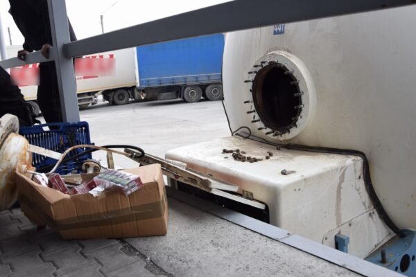 На кордоні з Румунією в цистерні з-під газу виявили цигарок на 12 млн грн (ФОТО)