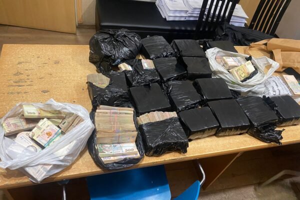 На кордоні затримали волинянина з повним багажником грошей