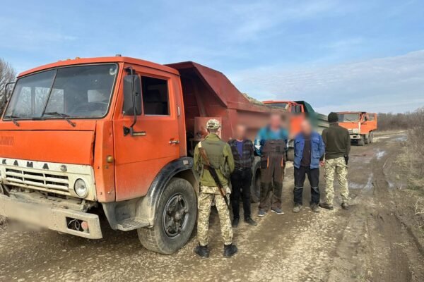 Незаконний видобуток піску та гравію зафіксував дрон прикордонників на Закарпатті
