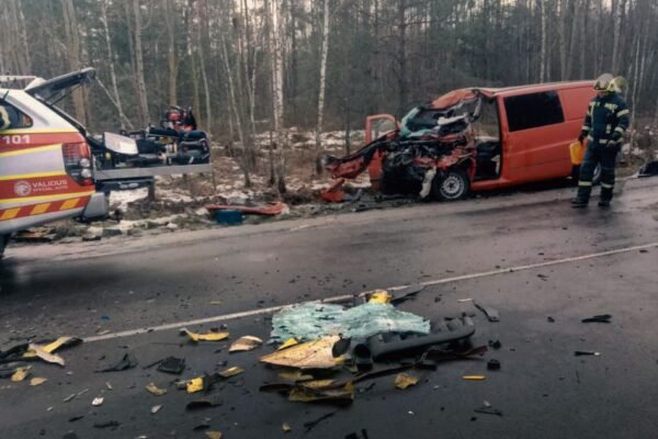 На Рівненщині зіткнулися мікроавтобус та вантажівка: троє загиблих та двоє постраждалих (ФОТО)