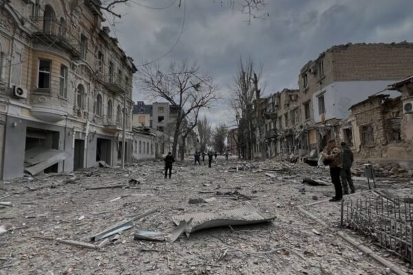 Росіяни завдали авіаударів по Херсону: зруйновані багатоповерхівки (ФОТО)