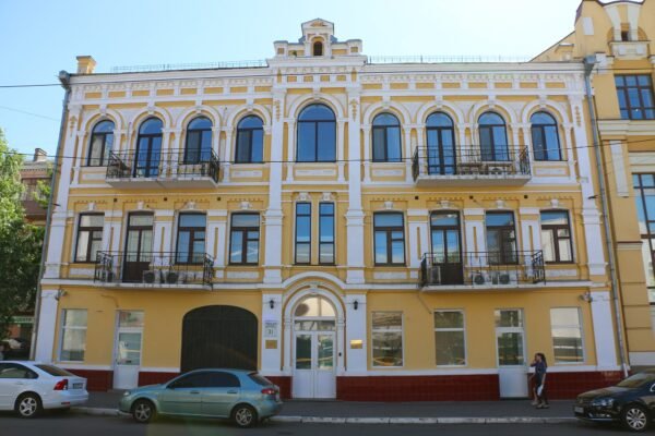 У Києві судитимуть держреєстратора, яка незаконно переоформила заарештоване майно підсанкційного “Росатому” (ФОТО)