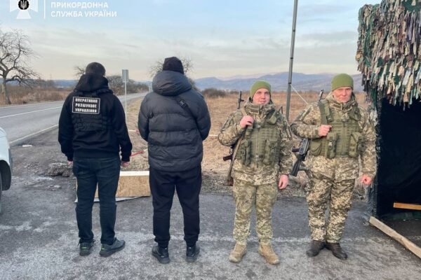 Прикордонники затримали чоловіків, які намагалися незаконно потрапити до Словаччини (ФОТО)