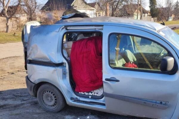 У Дніпропетровській області ворожий дрон поцілив в авто: є постраждалі (ФОТО)