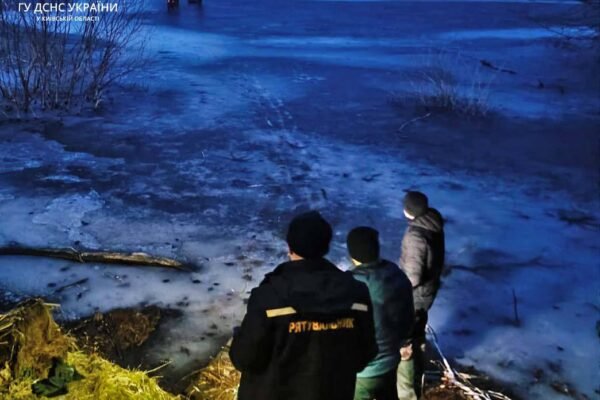 Під Києвом четверо рибалок провалились під кригу (ФОТО)