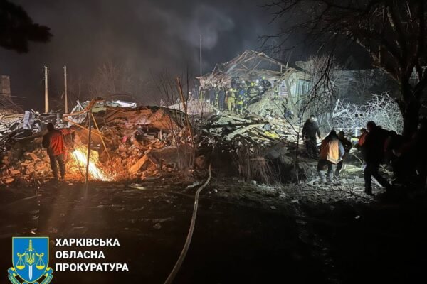 Ракетний удар по Великому Бурлуку: з-під завалів дістали тіло ще однієї загиблої жінки