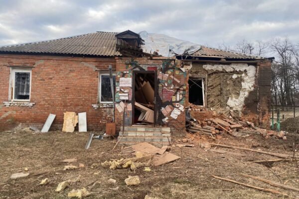 Росіяни масовано обстріляли Липці на Харківщині: пошкоджені бібліотеку та сільраду (ФОТО)