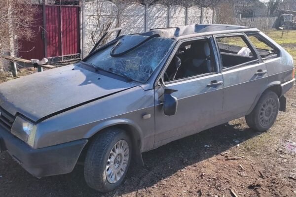 На Дніпропетровщині ворожий дрон влучив в автівку: двоє постраждалих (ФОТО)
