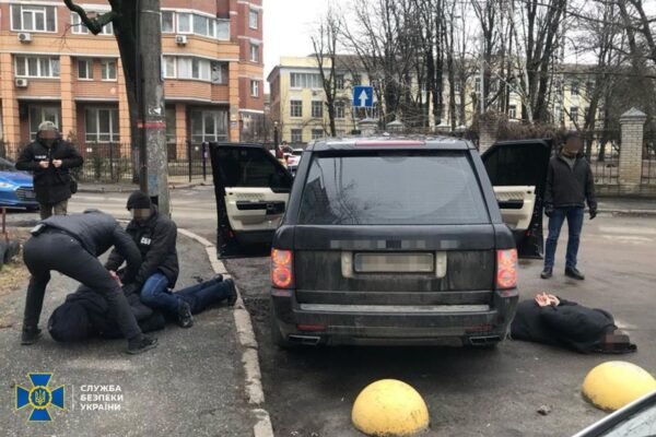 У Києві затримали ділків, які вимагали у родичів двох військовополонених 60 тисяч доларів, обіцяючи обмін (ФОТО)