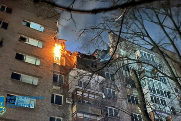 Удар “шахеда” по багатоповерхівці у Дніпрі: восьмеро постраждалих, під завалами шукають людей (ФОТО, ВІДЕО)