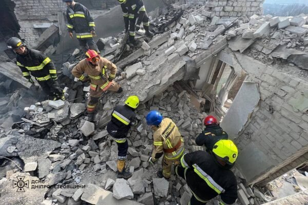 У Дніпрі на місці влучання дрону з-під завалів дістали тіло чоловіка, шукають жінку