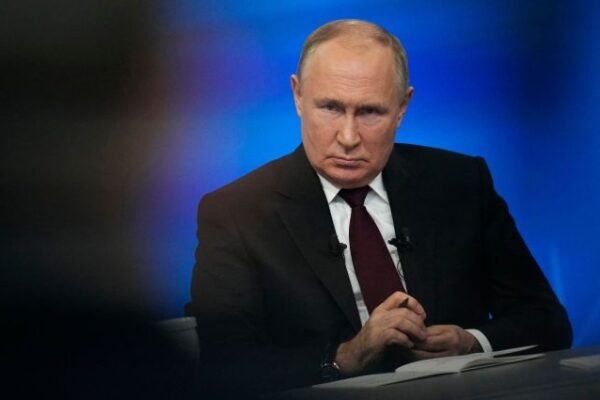 Пєсков виправдав відмову Путіна від передвиборчих дебатів: Росіяни його і так бачать постійно