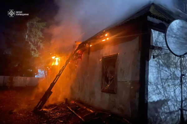 На Київщині в пожежі загинули жінка та дитина, ще двоє дітей врятовані (ФОТО, ВІДЕО)