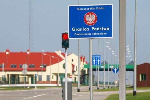 Польща депортувала двох українських журналістів, які розслідували торгівлю з Росією