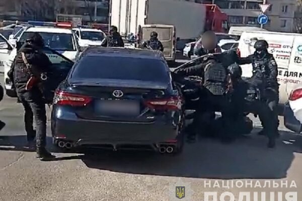 Маскувалися під ТЦК і поліцію: У Києві аферисти пропонували за гроші зняти з військового обліку (ВІДЕО)