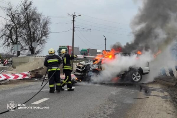На Дніпропетровщині Lexus врізався у блокпост та згорів: постраждав водій та поліцейський (ФОТО)