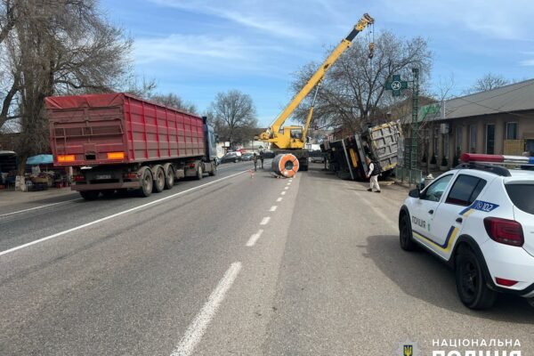 В селі під Одесою перекинулася вантажівка: рух транспорту ускладнений (ФОТО)