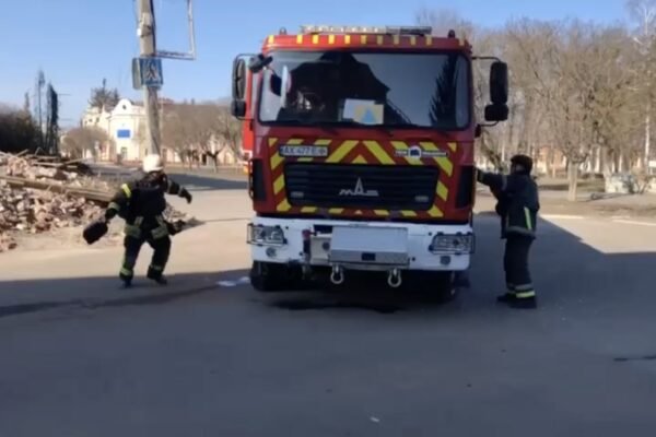 Росіяни з дрона актували рятувальників на Харківщині (ВІДЕО)