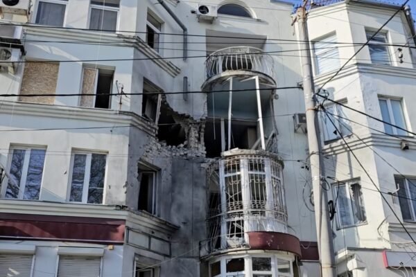 Окупанти з артилерії атакували житлові квартали Херсона: в ОВА показали наслідки (ВІДЕО)