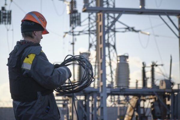 ДТЕК повідомляє про поранених внаслідок атак енергетиків