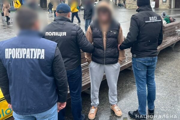 Фіктивне народження третьої дитини за 10 тисяч доларів: на Львівщині затримали 19-річного організатора втечі за кордон (ФОТО)