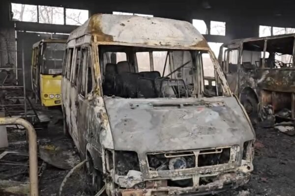 Росіяни вранці обстріляли Херсон: поцілили у гараж автопідприємства (ВІДЕО)