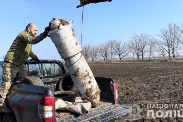 У полі на Дніпропетровщині знайшли бойову частину російської ракети Х-59 (ФОТО, ВІДЕО)
