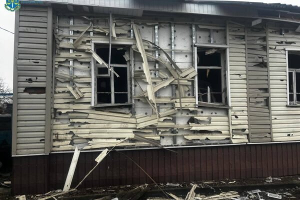 Пошкоджені будинки та освітній заклад: Росіяни скинули авіабомби по Білопіллю на Сумщині (ФОТО)