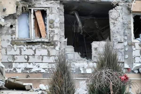 Під час чергового обстрілу Херсона снаряд поцілив у багатоквартирний будинок (ФОТО)