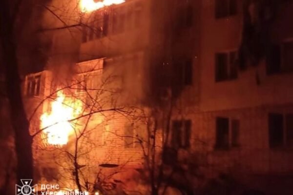 Росіяни поцілили по житловій 5-поверхівці у Херсоні