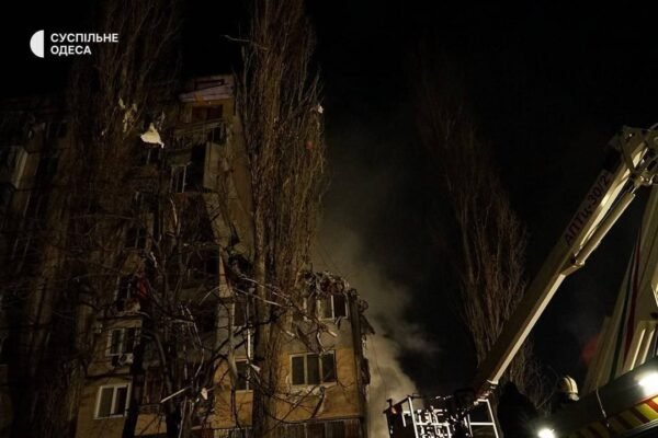 В Одесі через дрон влучив у багатоповерхівку: Будинок зруйновано, є загиблі та поранені