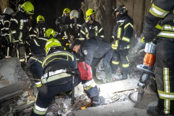 В Одесі з руїн багатоповерхівки дістали живого чоловіка