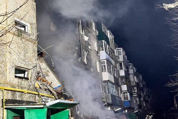 Окупанти вночі вдарили “шахедами” по житловій багатоповерхівці у Сумах