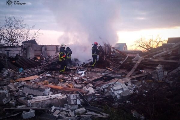 В селі на Київщині вибухнув будинок: Поранено жінку (ФОТО, ВІДЕО)