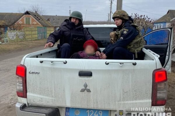 Під щільним вогнем правоохоронці Сумщини допомагають евакуюватися жителям прикордонних населених пунктів (ВІДЕО)