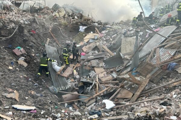 Рятувальники показали наслідки прильотів по Хмельницькому (ФОТО)