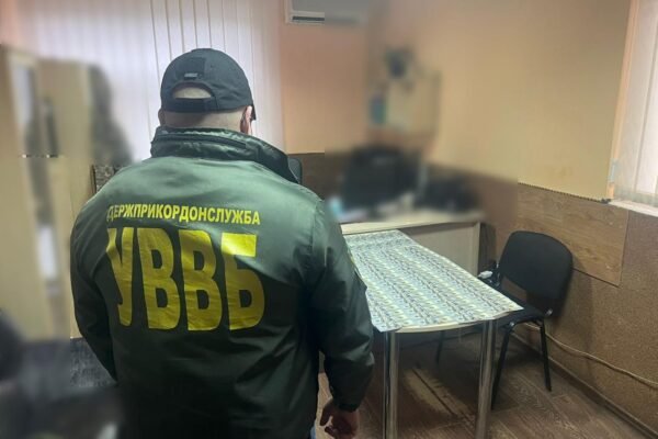 29-річний житель Львова разом зі своїм приятелем планували виїхати за кордон, давши прикордоннику 9 тис. доларів хабаря