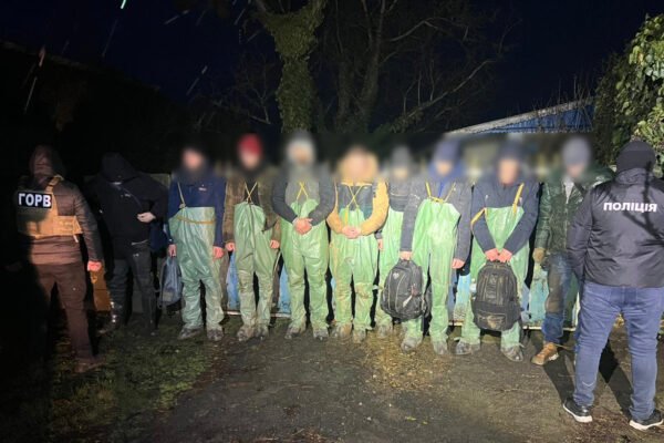 Восьмеро чоловіків у костюмах хімзахисту намагались втекти через Кучурганський лиман на Одещині, – ДПСУ