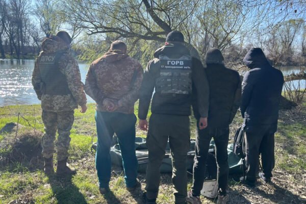 За 100 метрів від кордону затримали групу ухилянтів з надувним човном
