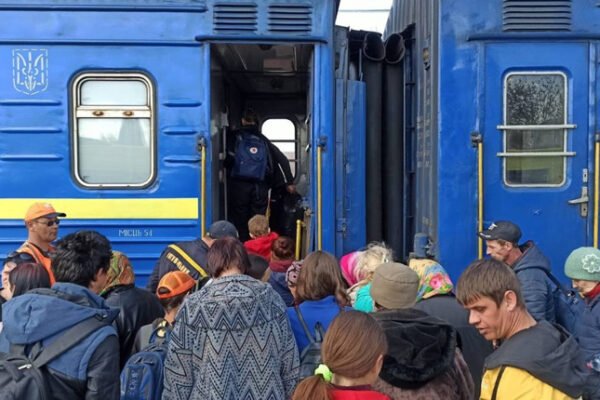 У Львові військовослужбовицю не пускали у потяг, провідник сказав, що першим має зайти чоловік