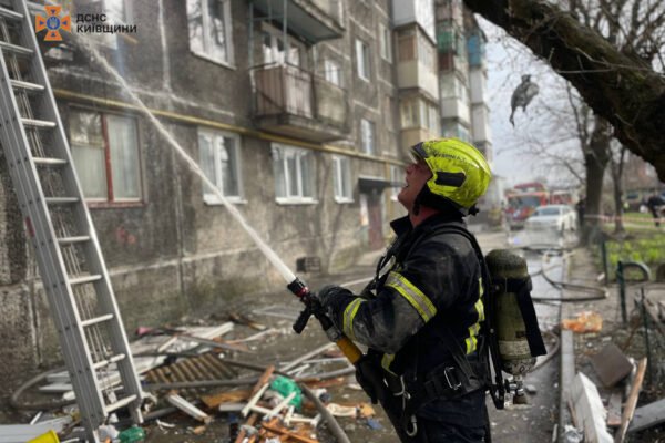 На Київщині внаслідок вибуху в п’ятиповерхівці обвалилися три поверхи: є загибла (ФОТО)