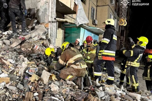 Удар по багатоповерхівці в Одесі: Рятувальна операція триває, відомо про дев’ятьох загиблих (ВІДЕО)