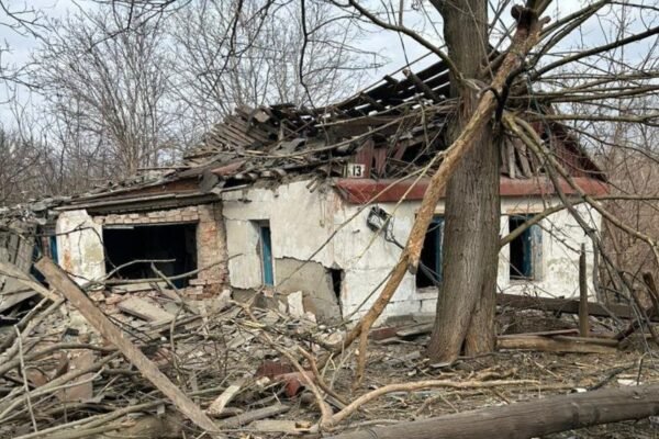 Ворог вдарив по Очеретинській громаді на Донеччині: Загинула жінка