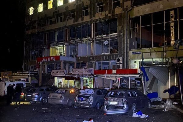 Росіяни вдарили по Чугуєву на Харківщині: пошкоджений готель, є поранені (ФОТО)