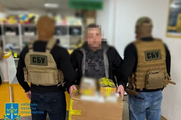 Житель Київщини намагався відправити до США старовинні монети й злитки під виглядом декоративних сувенірів