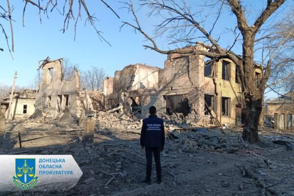 Росіяни випустили шість ракет С-300 по Селидовому на Донеччині: є поранені (ФОТО)