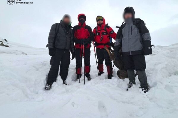 У засніжених Карпатах рятувальники розшукали двох заблукалих туристів (ФОТО)