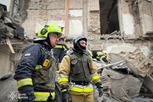 Внаслідок ракетного удару по Києву зруйновано триповерховий спортзал: Під завалами шукають людей