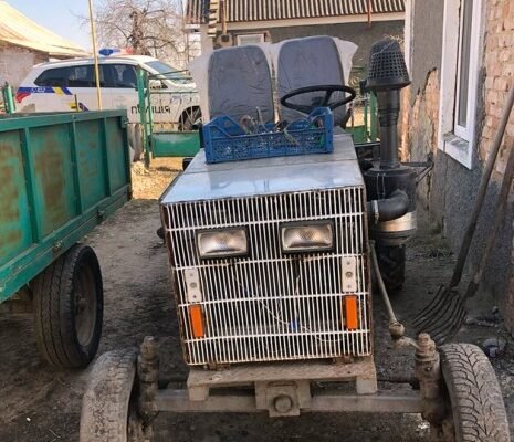 На Хмельниччині чоловік випадково наїхав трактором на свою тещу. Вона померла